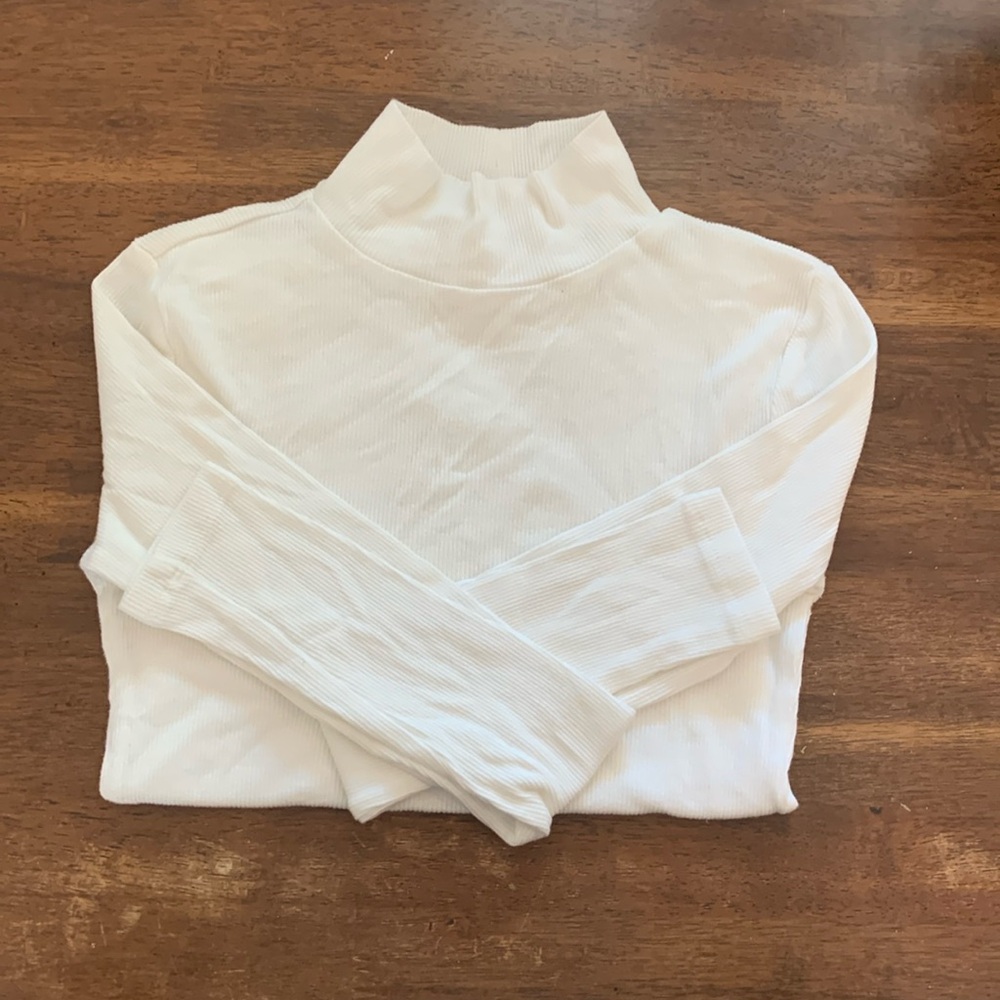 White old navy top great condition turtle neck long sleeve.